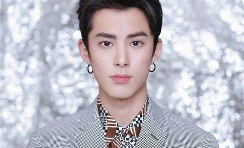 王鹤棣吃瓜被呛到视频,呛声瞬间成焦点