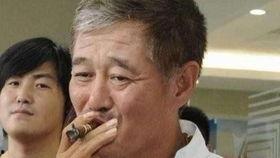 演吃瓜群众的视频,跟随视频一探究竟