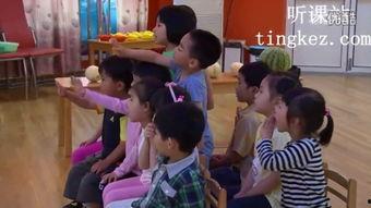 蒙眼吃瓜幼儿园视频,蒙眼挑战！幼儿园萌娃趣味吃瓜大赛